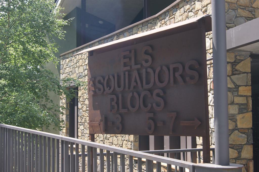 Apartaments Els Esquiadors Llorts Bagian luar foto