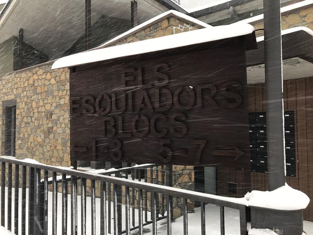 Apartaments Els Esquiadors Llorts Bagian luar foto